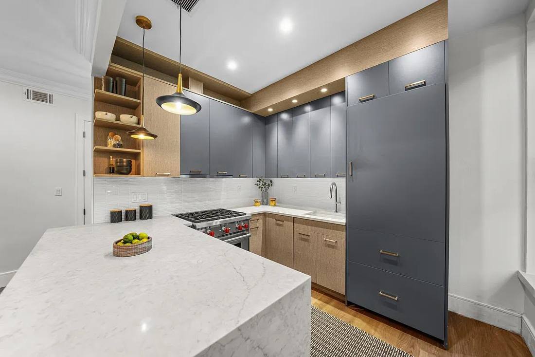 Kitchen cabinets with quartz countertop