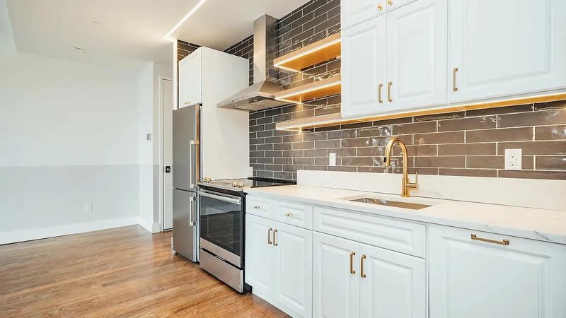 Finished kitchen at Stanwix St, Bushwick, Brooklyn — photo 2