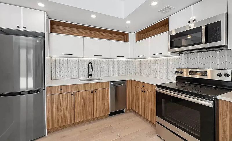 Finished kitchen at West 125th St, Harlem, Manhattan — photo 1