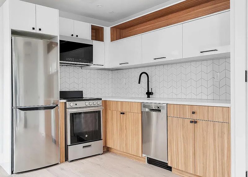 Finished kitchen at West 125th St, Harlem, Manhattan — photo 2