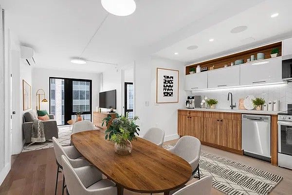 Finished kitchen at West 125th St, Harlem, Manhattan — photo 3