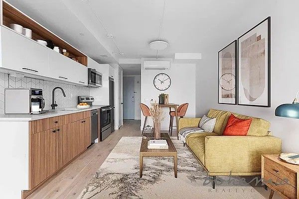 Finished kitchen at West 125th St, Harlem, Manhattan — photo 4